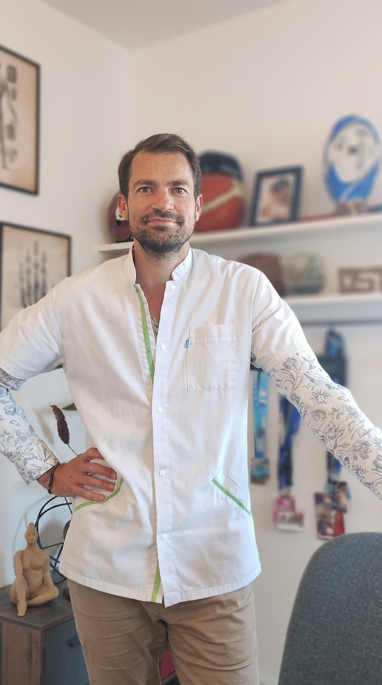 Jean Lienhardt, ostéopathe D.O., dans son cabinet à Antibes
